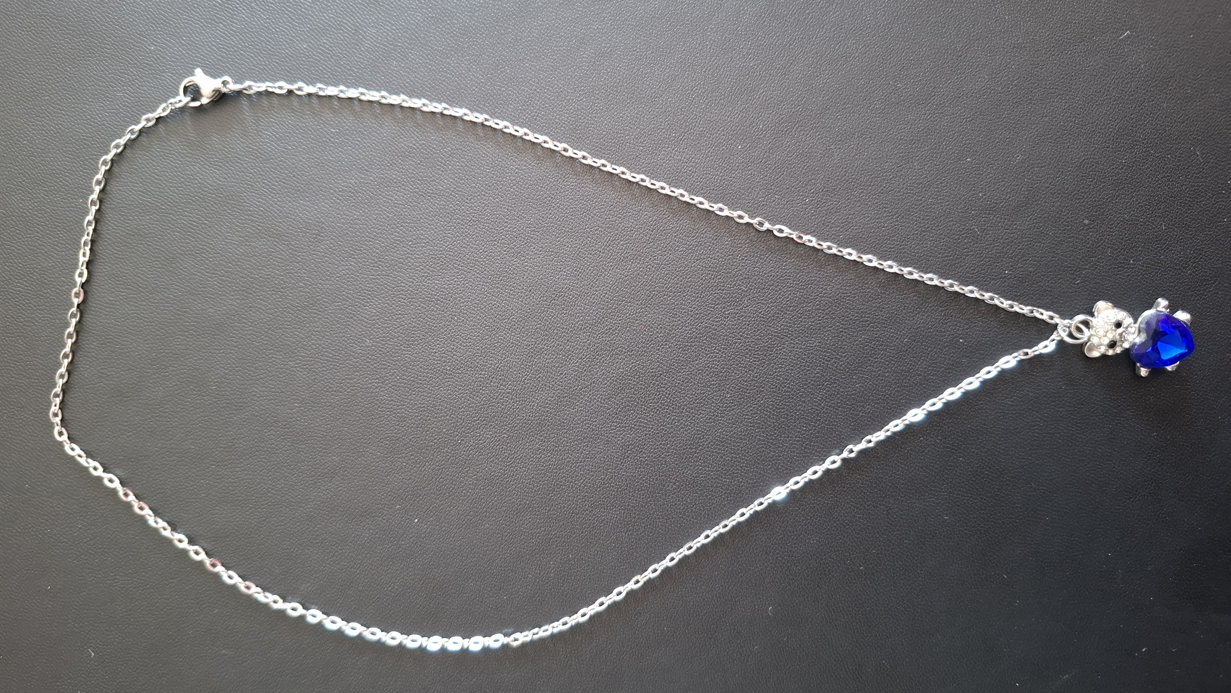 ketting in zilveren kleur met zilver kleurig beertje met donker blauw hartje