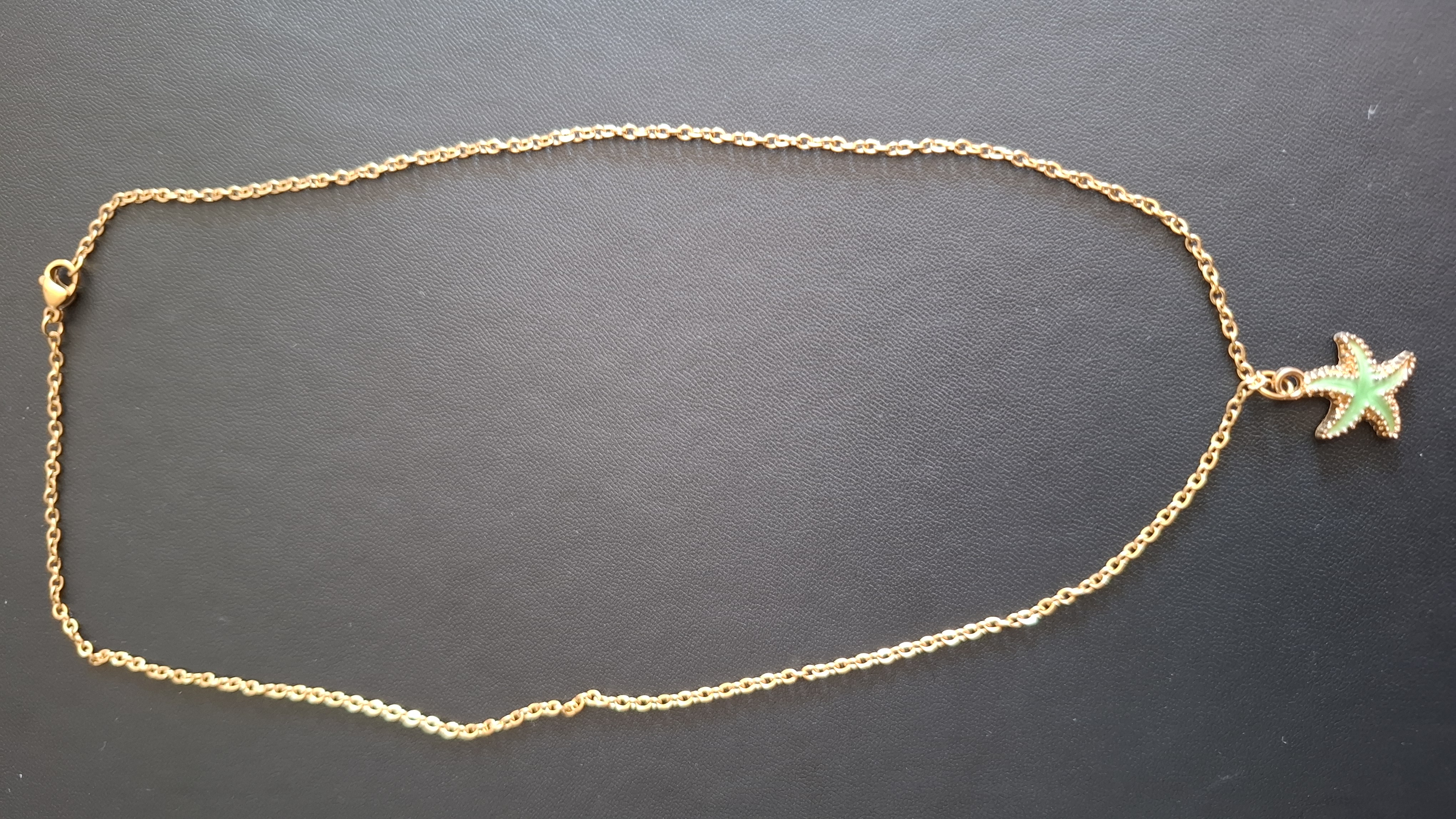 ketting in gouden kleur met groene zeester