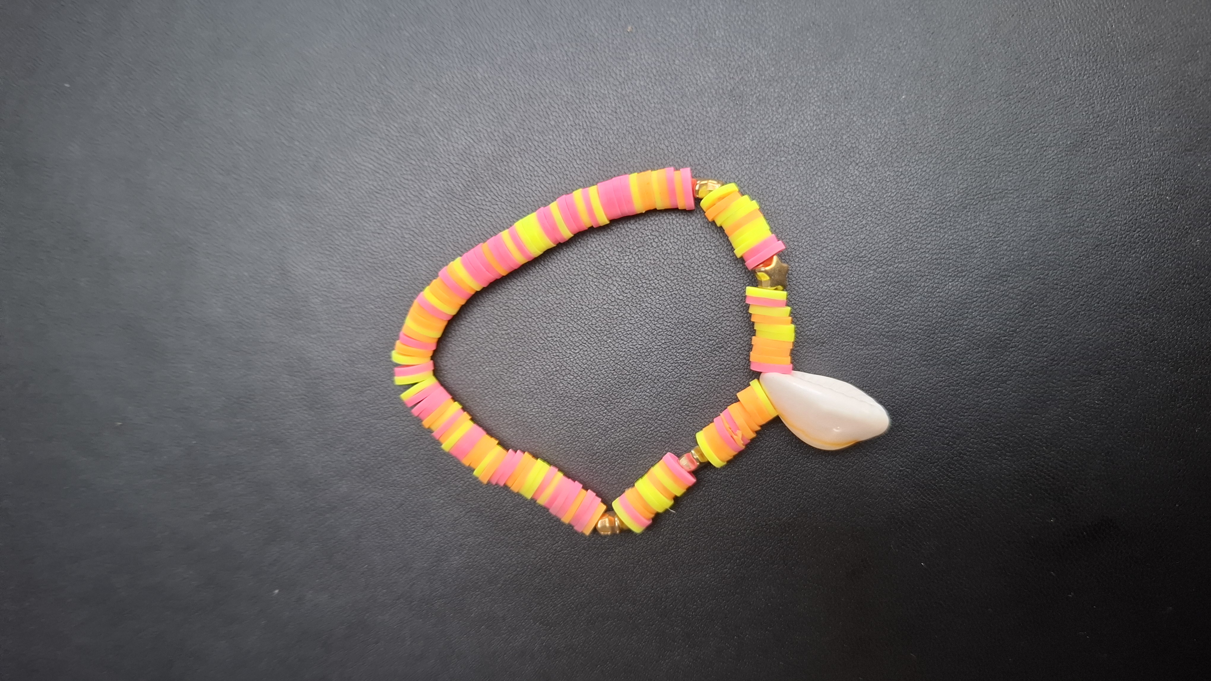 armband geel/roze met schelp