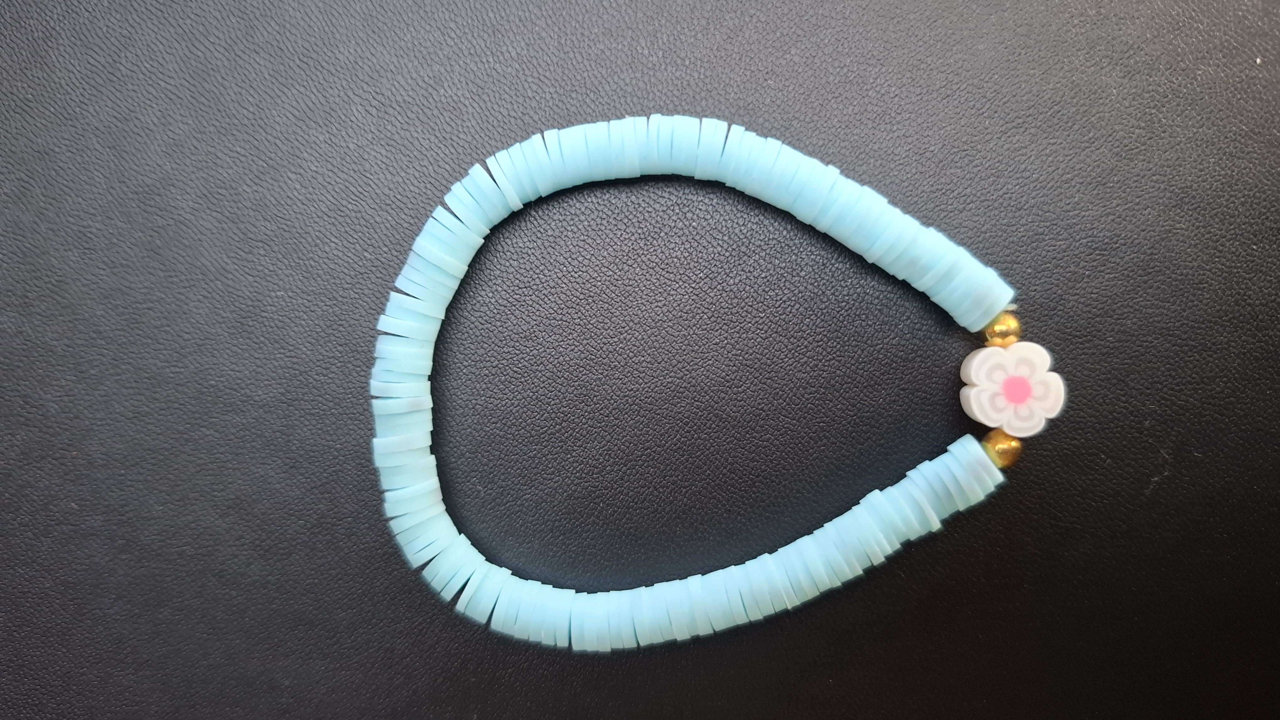 armband blauw met wit/roze bloem