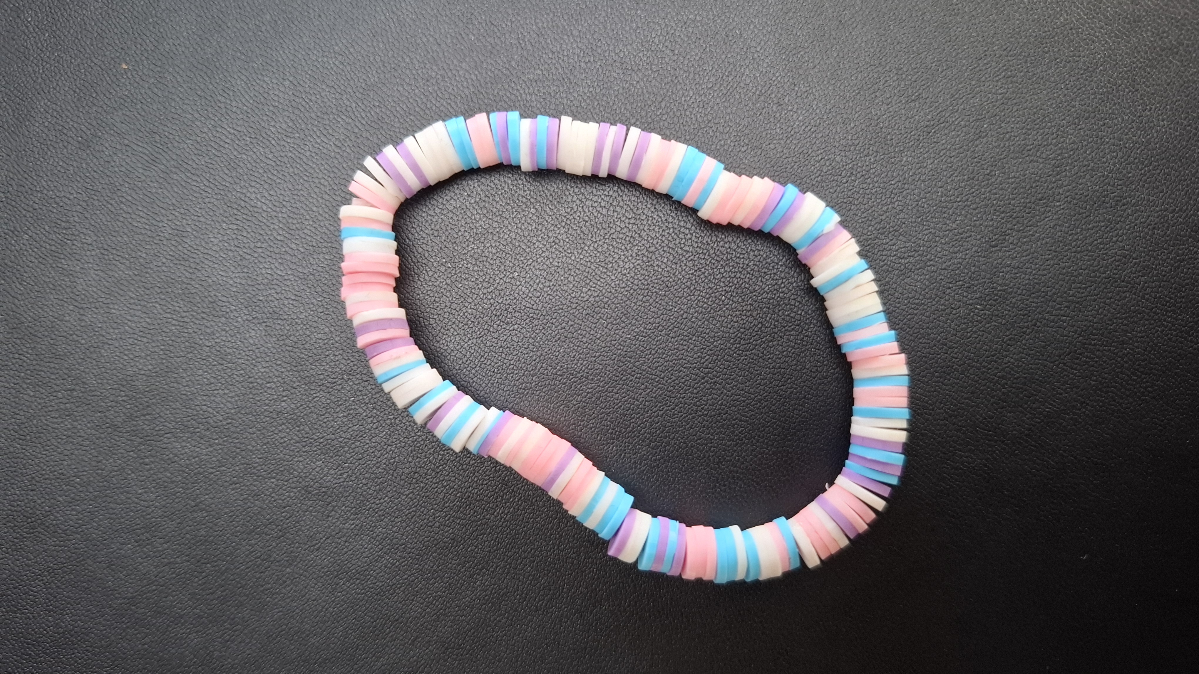 armband met pastelkleuren en blauw