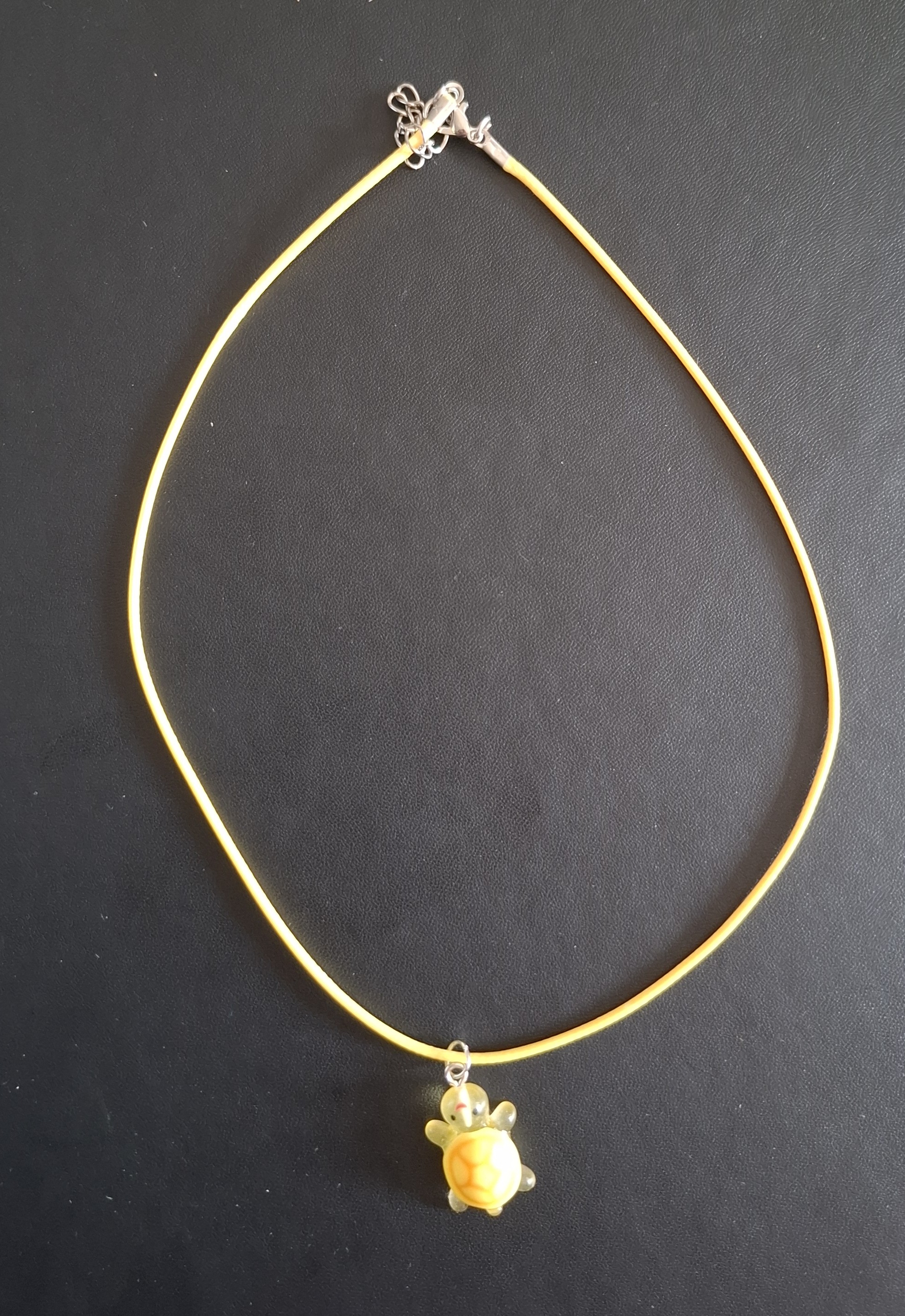 gele kunststof ketting met geel schilpadje