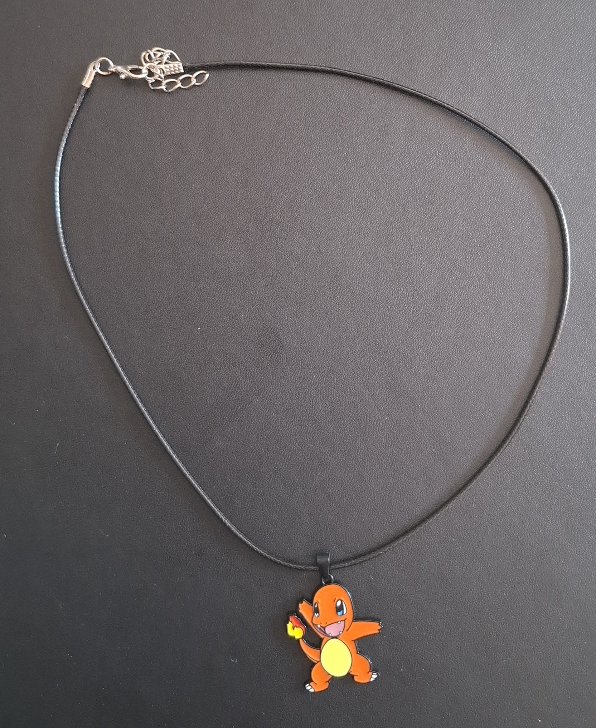 zwarte kunststof ketting met Charmander