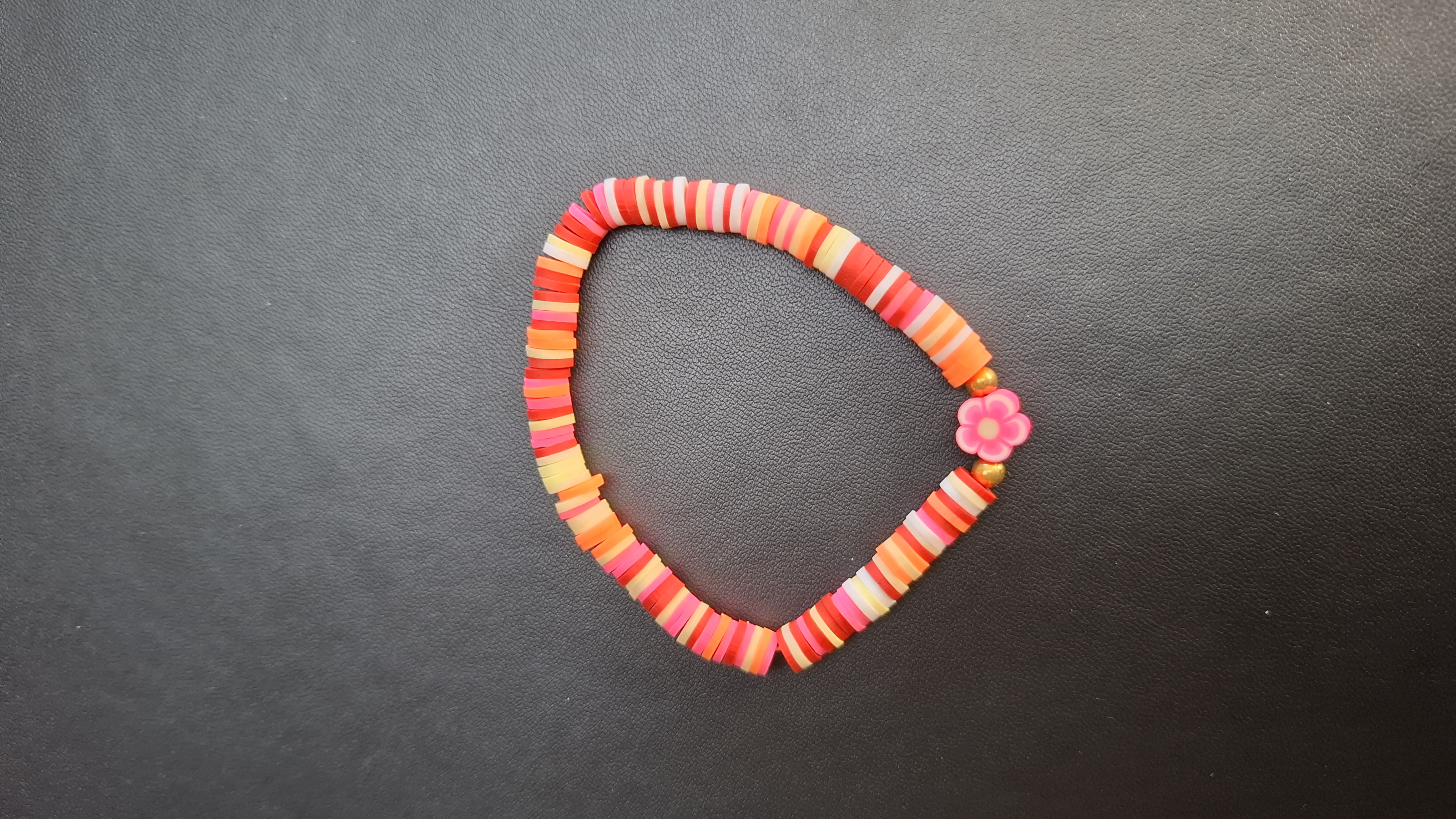 armband rood/roze/oranje met roze bloem