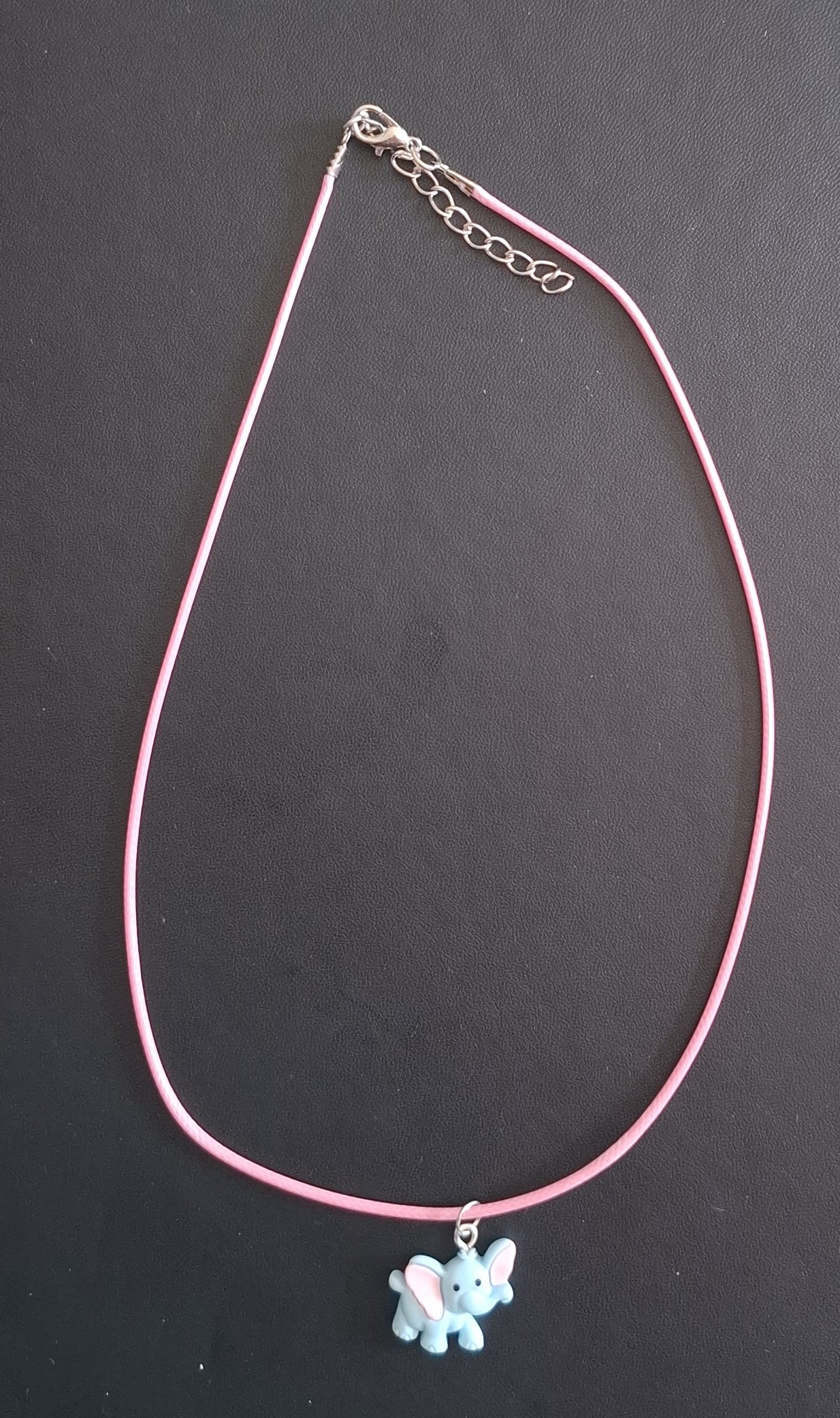 licht roze kunststof ketting met olifant