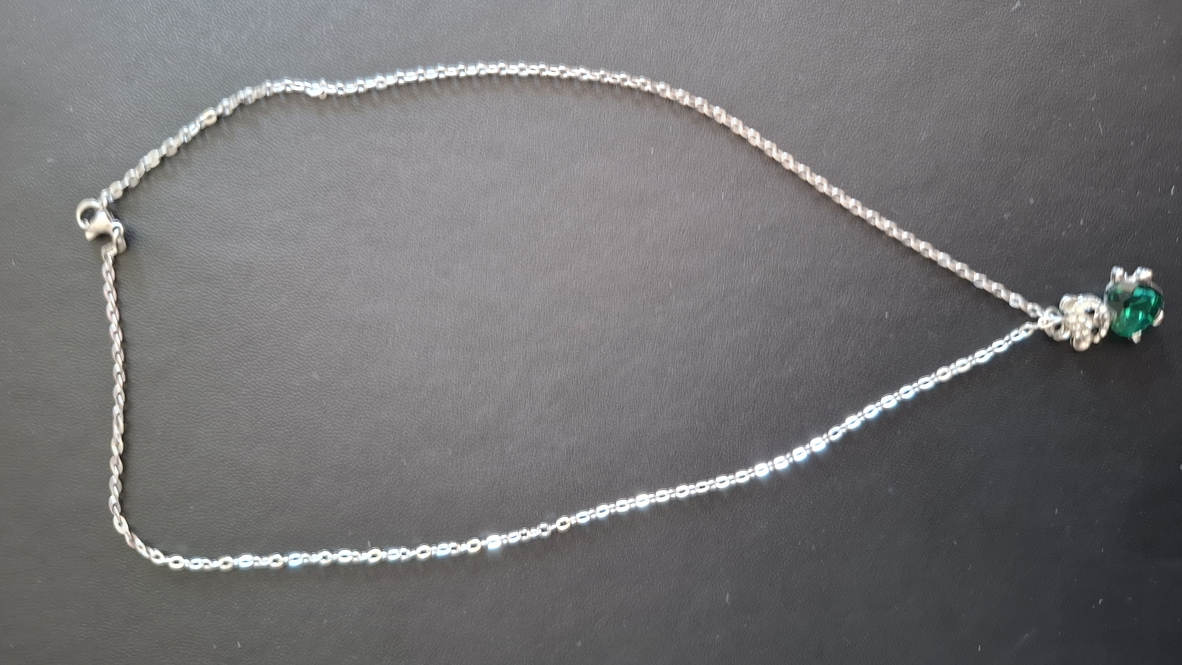 ketting in zilveren kleur met zilver kleurig beertje met groen hartje