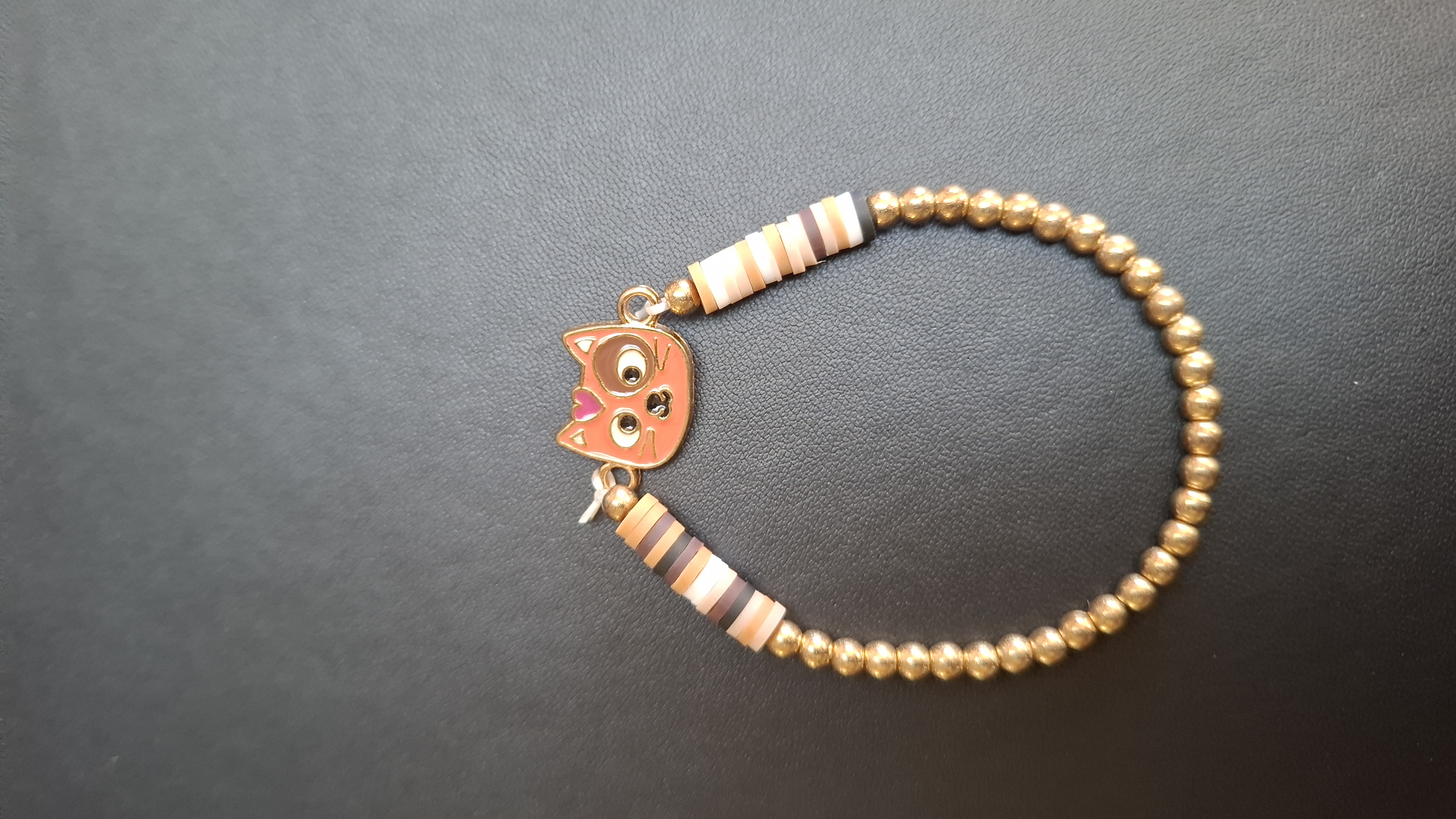 armband goud kleur met bruin katje met hartje