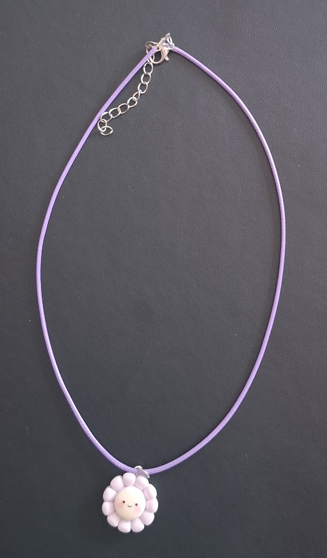 lila kunststof ketting met lila bloem