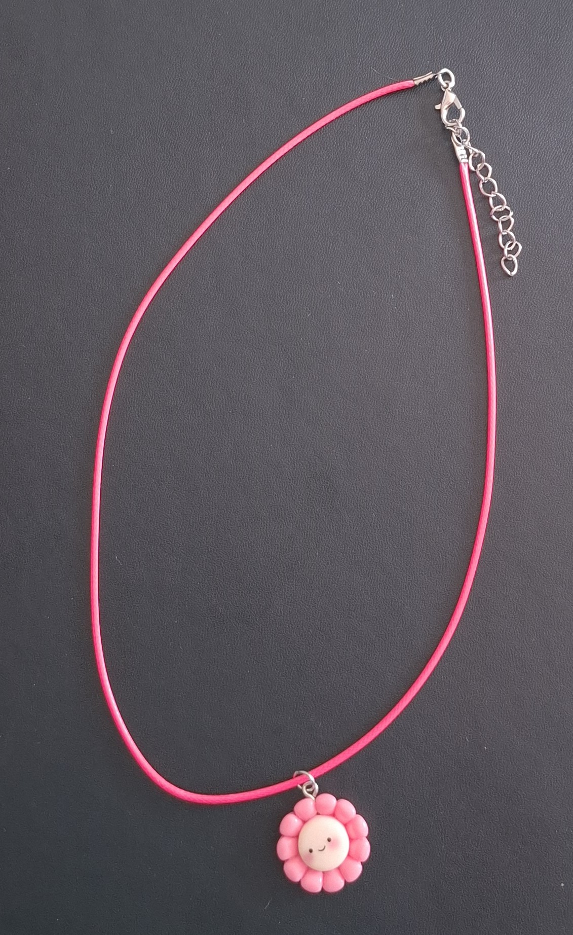 roze kunststof ketting met roze bloem