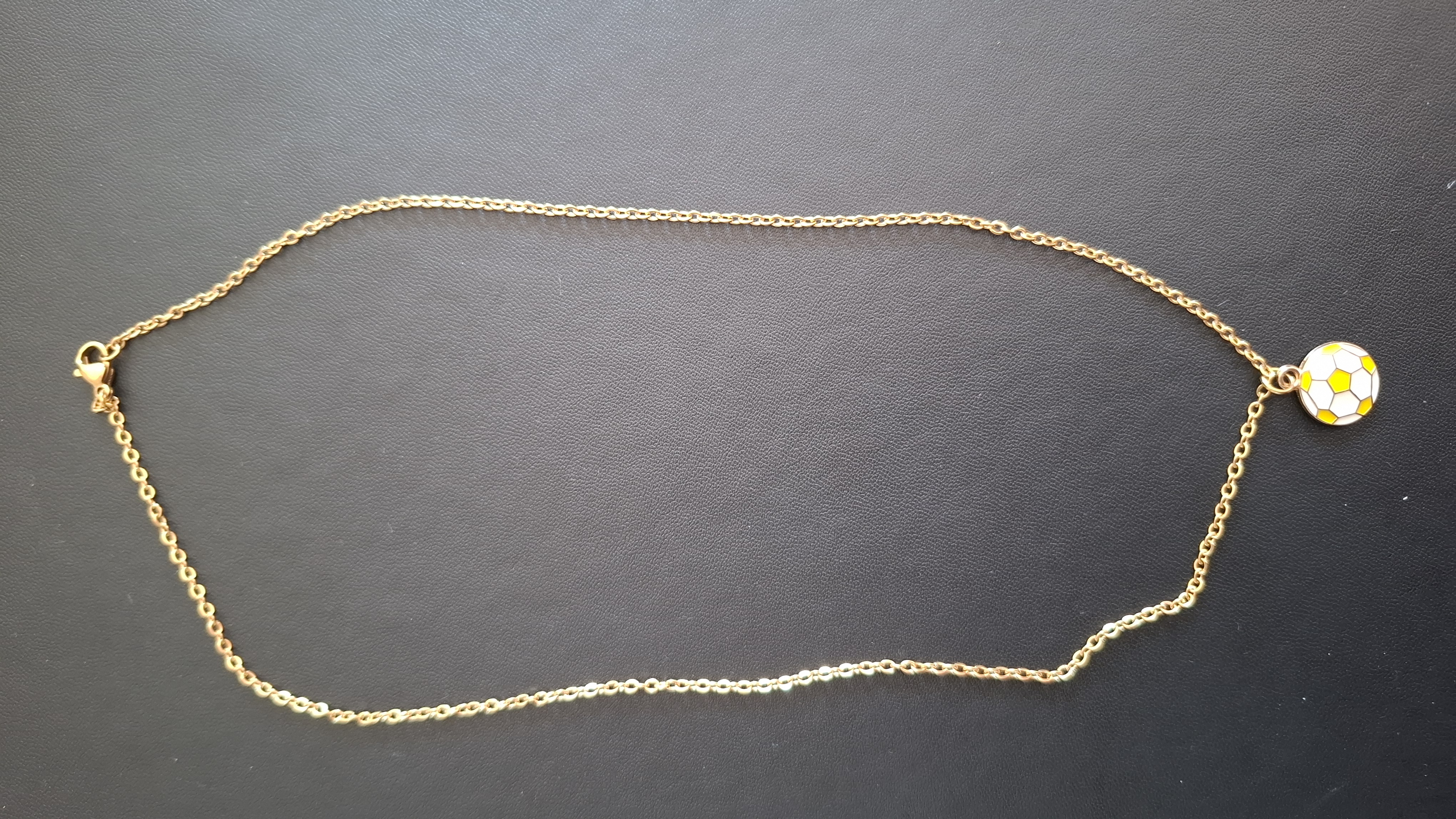 ketting in gouden kleur met wit/gele bal