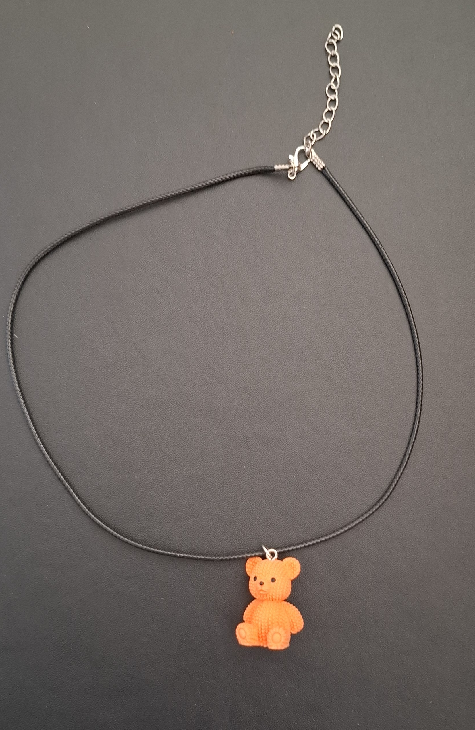zwarte kunststof ketting met oranje beertje